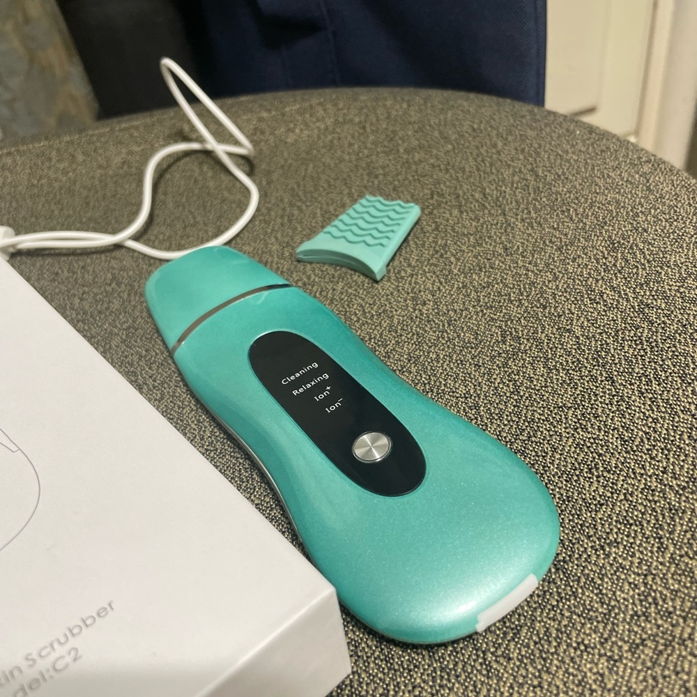 NIB Skin Scrubber, Face spatula, pore cleaner with 4 modes